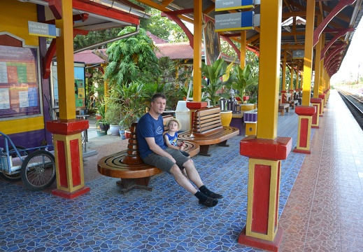 Warten auf die Thailändische Eisenbahn - am Bahnhof Cha Am
